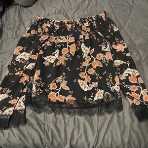 Off the shoulder - floral black with lace at the sleeves